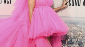 El vestido kilométrico de JLo y otros diseños que nos han sorprendido este 2018