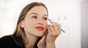 Eyeliner de color: el maquillaje perfecto para una mirada más joven