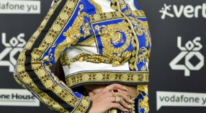 Rosalía y 29 famosas más que se visten con pieles