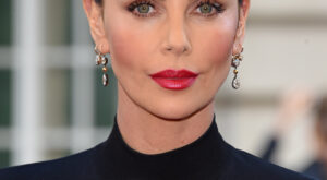 Un icono de elegancia: los mejores ‘looks’ de Charlize Theron