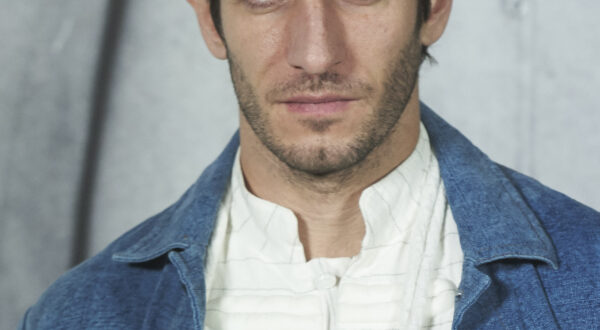 Feos pero no mucho, 60 famosos «poco atractivos» que nos vuelven locas