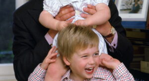 Carlos de Inglaterra, el eterno príncipe, cumple 71 años viajando a la India