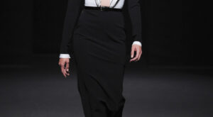 Oscuridad y corte sirena para la colección de Stéphane Rolland