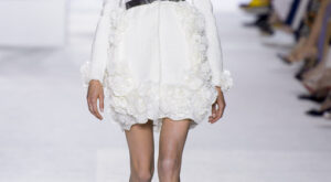 Blanco, azul y rojo: los protagonistas del desfile de Giambattista Valli