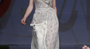 Barcelona Bridal Week 2011: YOLAN CRIS