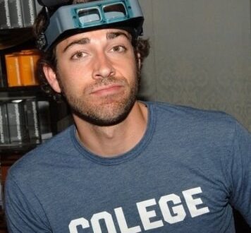Zachary Levi – el álbum del Club de Fans
