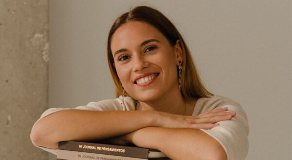 Júlia Rovira, psicóloga y fundadora de PensaClaro sobre practicar journaling: «Llevo 6 años escribiendo cada día y la escritura me salvó»