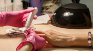 Ni ‘milky nails’ ni ‘efecto jabón’: la tendencia “dragon nails” y su efecto cat eye le darán luminosidad a tus manos este verano