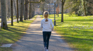 Por qué caminar 20 minutos y otros 3 gestos diarios pueden ser más significativos a partir de los 50, según los expertos