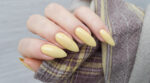 Ya no es la manicura francesa: las uñas “butter yellow” realzarán tus manos este verano, según una experta
