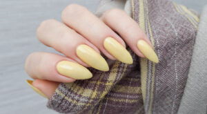 Ya no es la manicura francesa: las uñas “butter yellow” realzarán tus manos este verano, según una experta