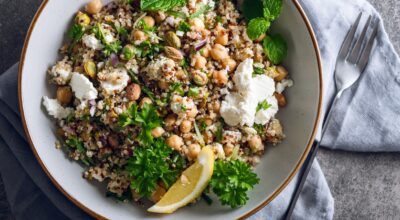 Esta ensalada de quinoa es tan saciante que ya es cena fija en casa (y con un ingrediente que ya tienes seguro)