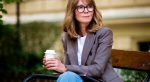 Este es el error más común con los vaqueros que puede sumar años a tu look después de los 50