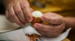 Huevos duros imposibles de pelar: este error común que todo el mundo comete en la cocina arruina las claras sin que lo sepas
