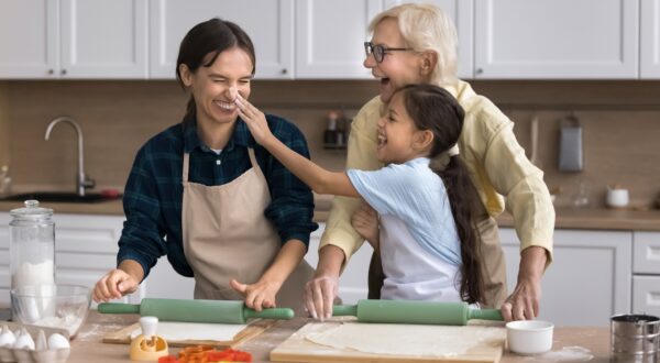 7 rasgos de personalidad que comparten los abuelos más queridos por sus nietos, según los expertos