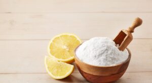 Este truco con cáscara de limón y bicarbonato arrasa en TikTok: para qué sirve en casa y cuándo puede ser peligroso