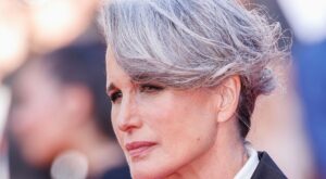 Canas a partir de los 50: la técnica “grey contouring” que ilumina el rostro y aporta un toque de frescura al instante