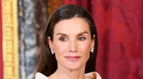 Letizia estrena este vestido rosa palo que salva a las invitadas de primavera (y esconde un truco clave)