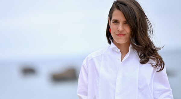 Charlotte Casiraghi triunfa en Chanel y desvela el truco para llevar la camisa blanca con estilo después de los 40