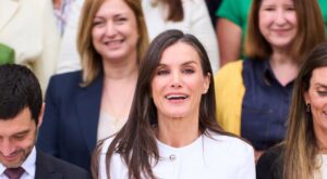Letizia arrasa con este traje blanco ‘low cost’ de Mango y el detalle que cambia tus looks de trabajo