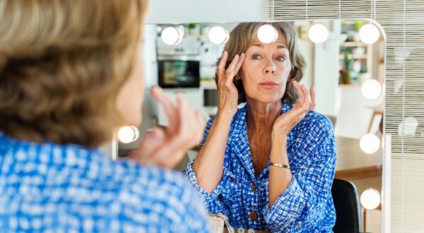 El error de maquillaje que más se repite después de los 60 y que envejece el rostro sin que lo notes, según una experta