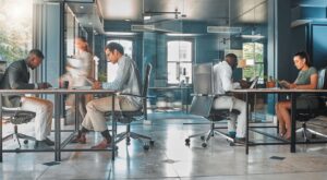 ¿Trabajas en un espacio abierto? Estos 3 signos del zodiaco podrían ser los peores compañeros de oficina