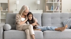 Estos 5 comportamientos “pasados de moda” de los mayores pueden provocar discusiones familiares