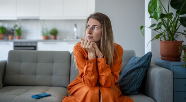 5 problemas invisibles en una relación que llevan a muchas mujeres a marcharse después de los 40, según una coach experta
