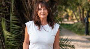 Olvídate del pantalón corto vaquero: este modelo con cintura elástica de Lidl por menos de 7 euros estiliza y sienta genial a partir de los 50 años