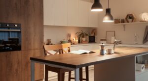 Olvídate de los suelos brillantes en la cocina: esta es la tendencia que triunfará en 2026, según una diseñadora de interiores