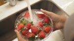 El error común que muchos cometemos al lavar las fresas de temporada y que deberíamos evitar a toda costa, según los expertos