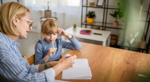 Los expertos coinciden: estas son las 7 frases más comunes de los abuelos que pueden afectar emocionalmente a los niños