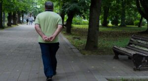 Caminar con las manos detrás de la espalda podría desvelar estas 3 cosas muy concretas sobre ti, según los expertos