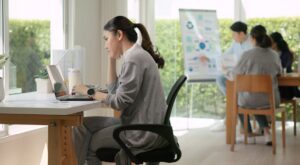 Las 5 técnicas mentales que recomienda un psicólogo experto para frenar a un compañero tóxico en 3 minutos