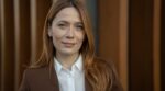 Las 5 cosas que las personas elegantes jamás cuentan en público, según una experta en etiqueta y protocolo