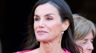 Letizia rescata su vestido rosa más icónico y usa un truco con el que podrías replantearte tus looks de invitada