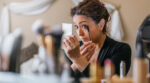 Olvídate del eyeliner, la técnica del “smudged liner” es la favorita para levantar los párpados caídos