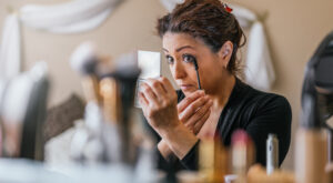 Olvídate del eyeliner, la técnica del “smudged liner” es la favorita para levantar los párpados caídos