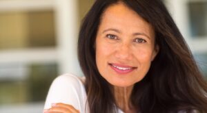 Labios más definidos después de los 50: el lápiz con efecto “blur” que suaviza arrugas y aporta volumen visual al instante