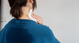Lo que posiblemente nadie te cuenta sobre el sudor en la espalda en verano (y 3 soluciones fáciles para evitarlo)