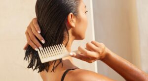Un peluquero desvela los 5 errores que casi todo el mundo comete con su cabello en verano (y que posiblemente no sabías)