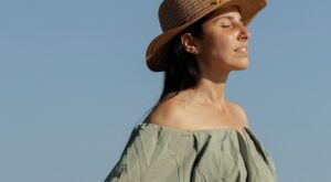 Estos son los colores que deberías evitar cuando el calor aprieta, según un dermatólogo