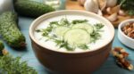 Ni gazpacho ni salmorejo: así es la sopa fría de pepino y yogur griego que arrasa este verano (y está lista en 10 minutos)