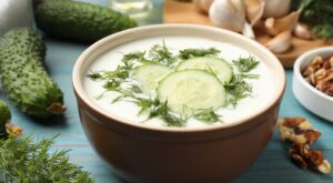Ni gazpacho ni salmorejo: así es la sopa fría de pepino y yogur griego que arrasa este verano (y está lista en 10 minutos)