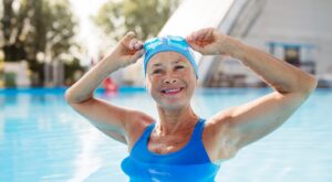 Este es el ejercicio de natación que fortalece el abdomen y ayuda a reducir la grasa abdominal después de los 50