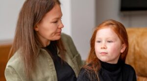 Los hijos que crecieron con una madre pasivo-agresiva suelen desarrollar estos 6 rasgos negativos en la vida adulta, según los expertos