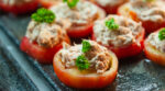 La receta de la abuela que salva las comidas de verano: tomates rellenos de atún sin encender el horno