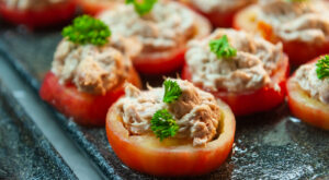 La receta de la abuela que salva las comidas de verano: tomates rellenos de atún sin encender el horno