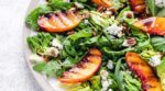 Ya no es la ensalada de tomate: esta es la receta con pepino y melocotón que está arrasando este verano por su frescura