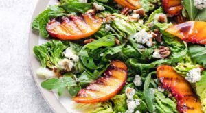 Ya no es la ensalada de tomate: esta es la receta con pepino y melocotón que está arrasando este verano por su frescura